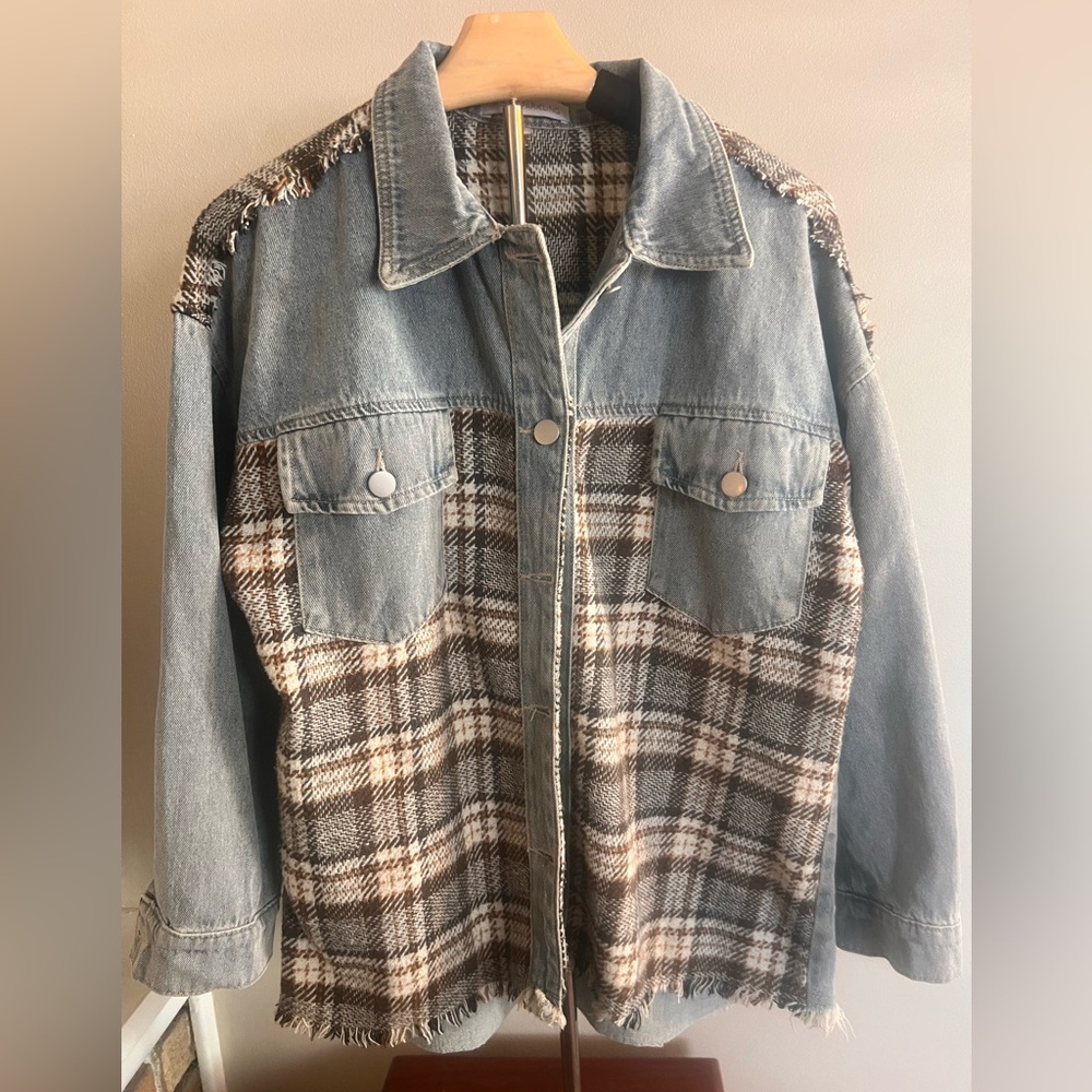 Chic Jean Jacket with Unique Material Blend